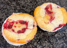 Muffins m. hindbær/makron